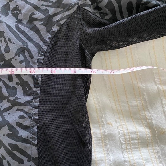 Lululemon Noir II Mesh Bomber Jacket Black Gray Biggie Animal - size 4 - Picture 3 of 9